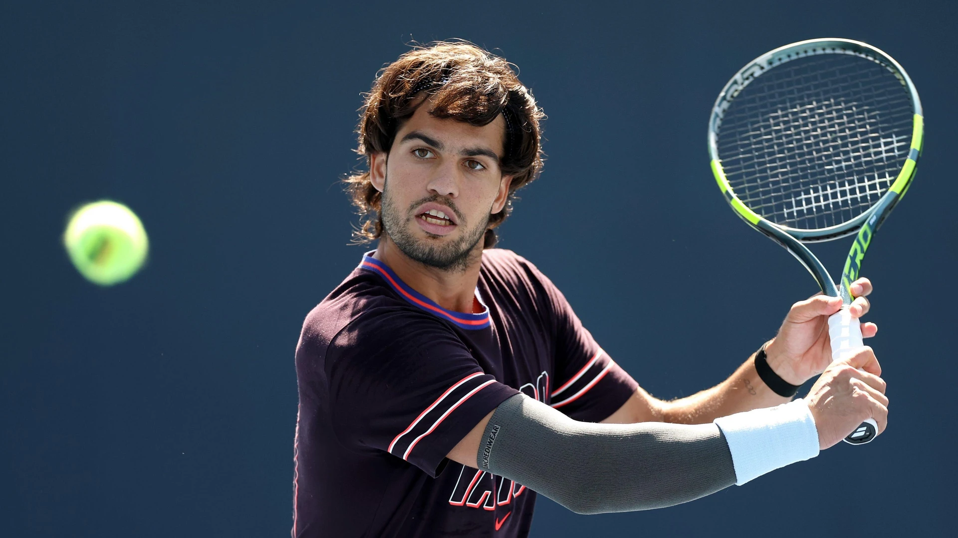 Carlos Alcaraz durante un partido de tenis antes de su debut en el US Open