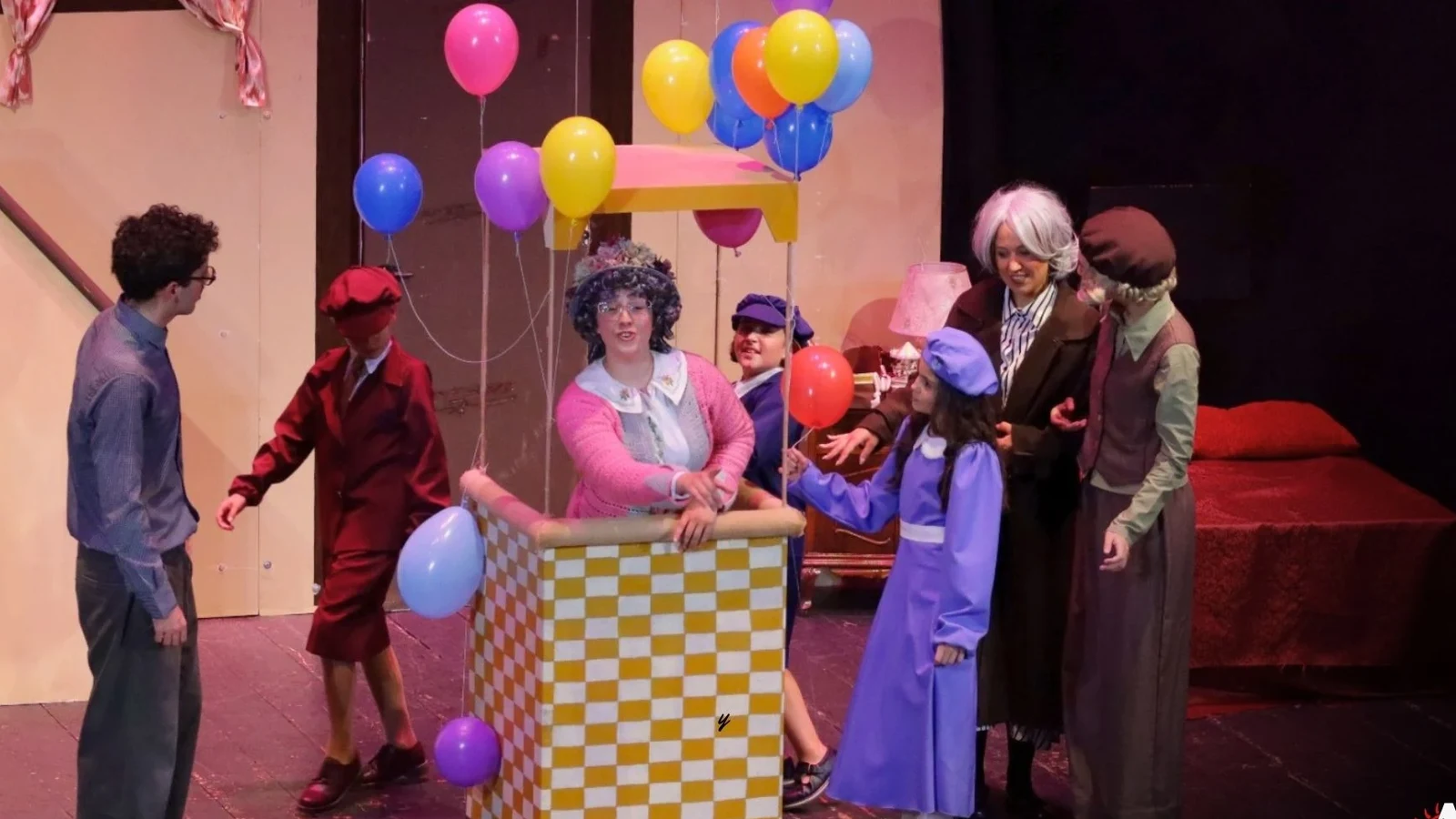 Escena del musical El regreso de Mary con Alba Carrillo como vendedora de globos
