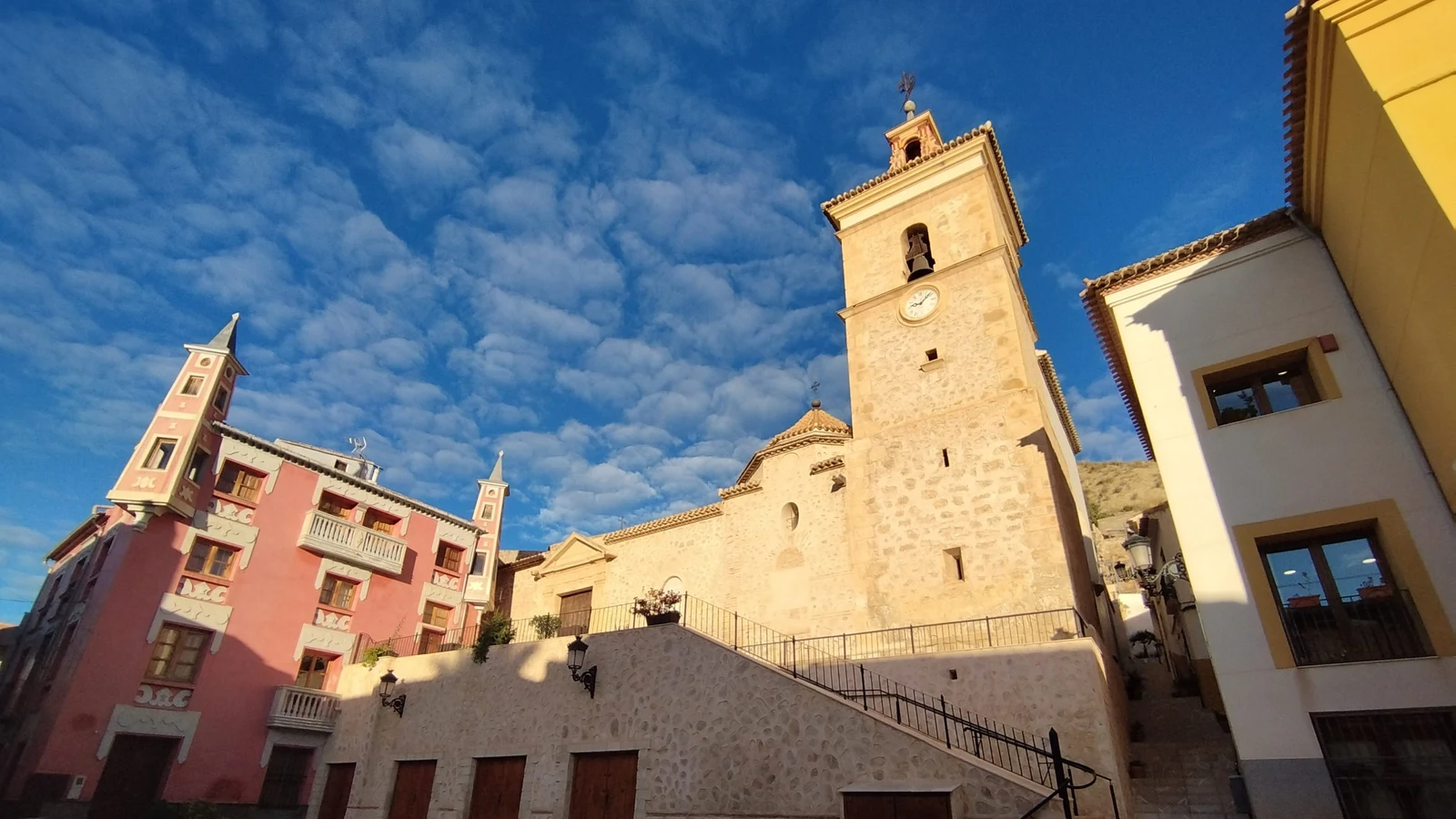 Iglesia de San Bartolomé y entorno urbano de Ulea en una imagen del municipio