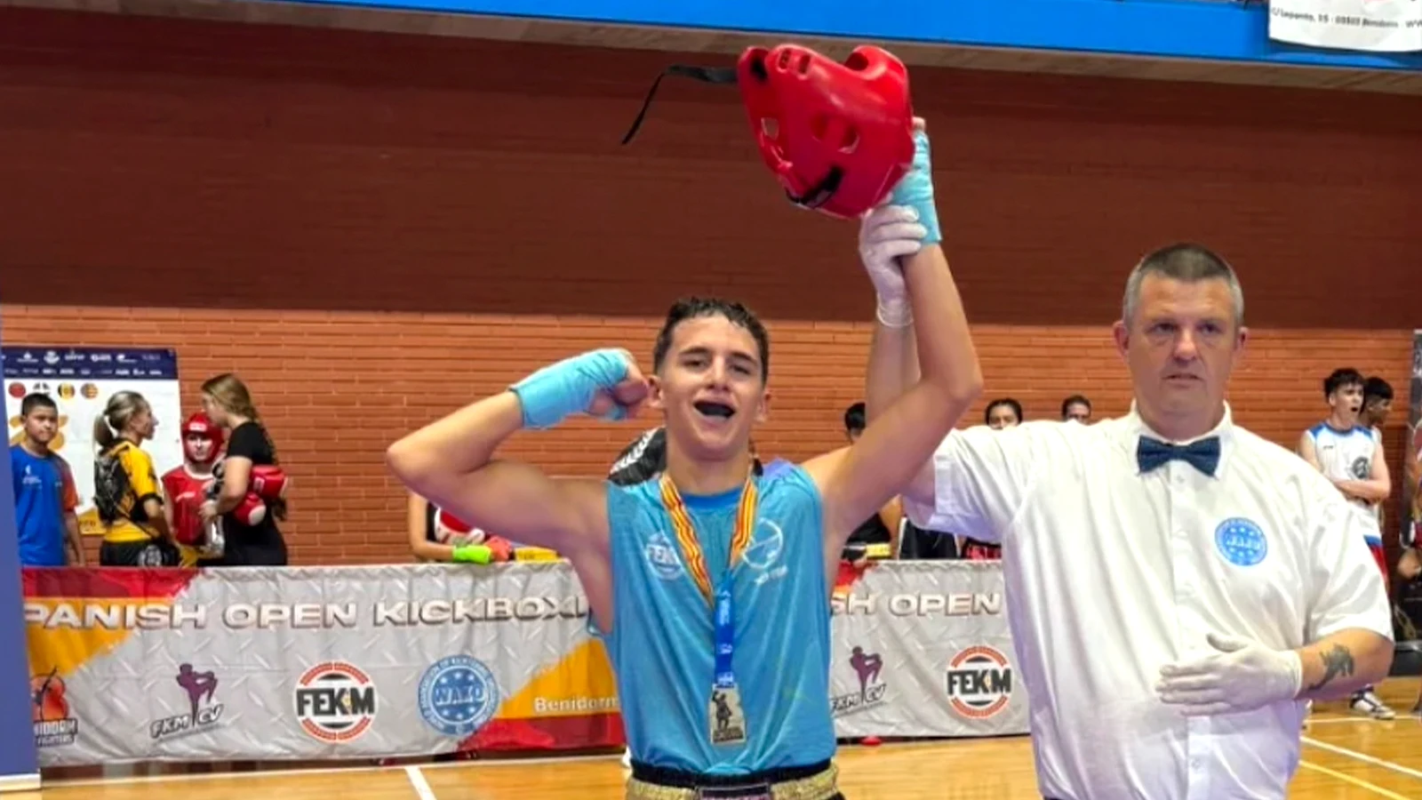 Antonio Pinto celebra un resultado en competición de kickboxing