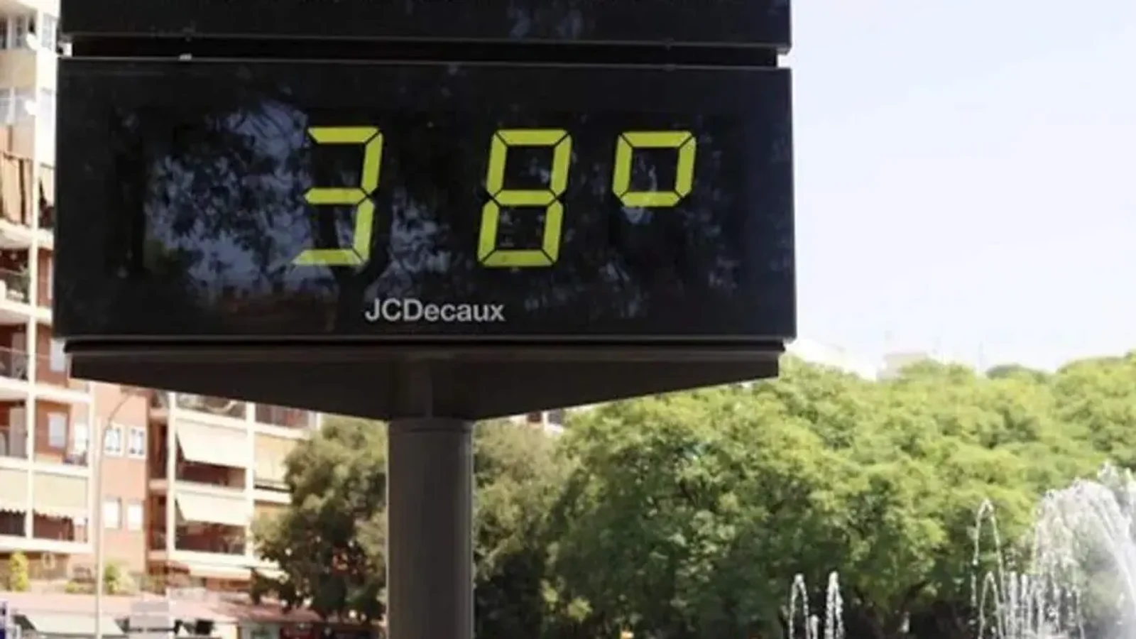 Termómetro urbano marcando 38 grados durante un episodio de calor en la Región de Murcia.