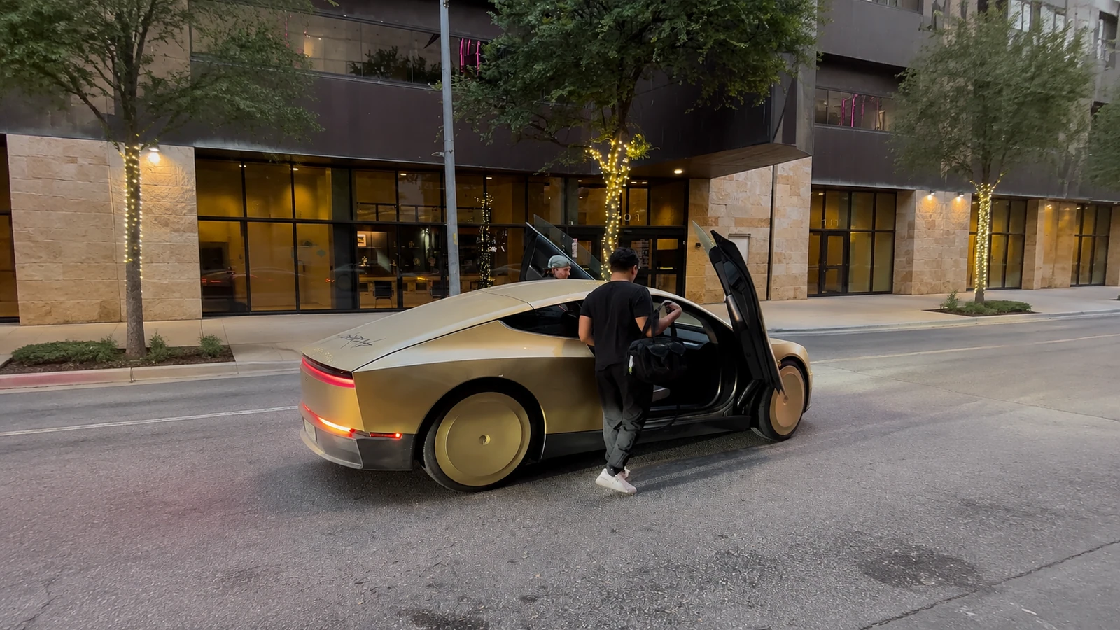 Cybercab de Tesla estacionado en una calle de Austin con las puertas abiertas