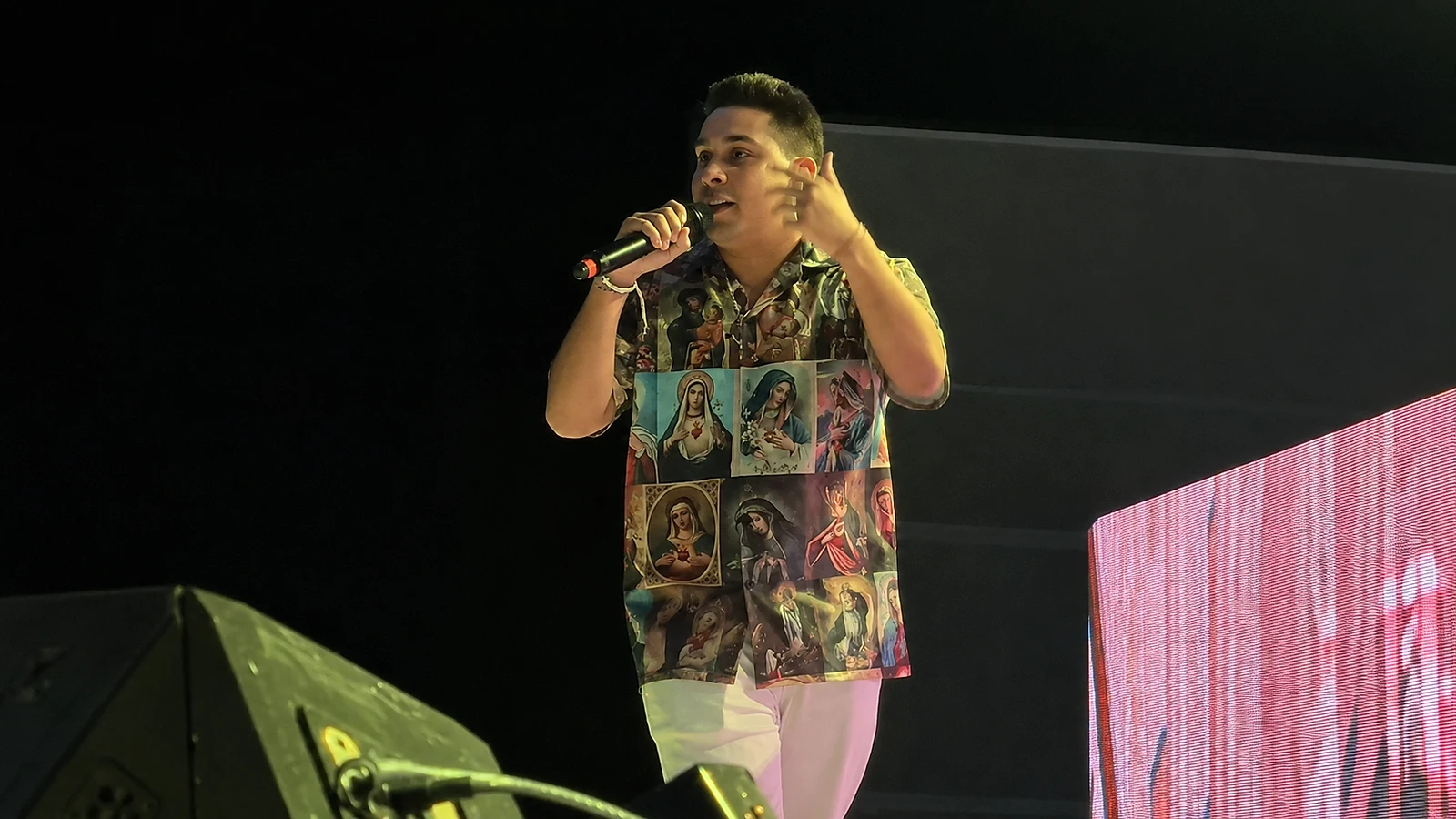 Reze Archena canta en directo durante una actuación musical