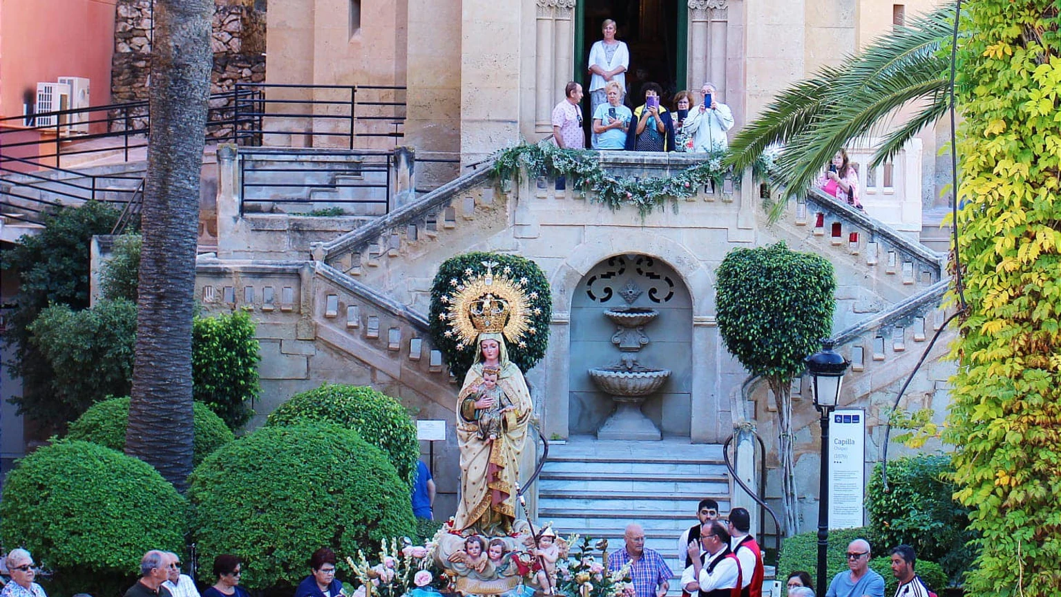 Imagen de la Virgen de la Salud ante la Ermita del Balneario de Archena.