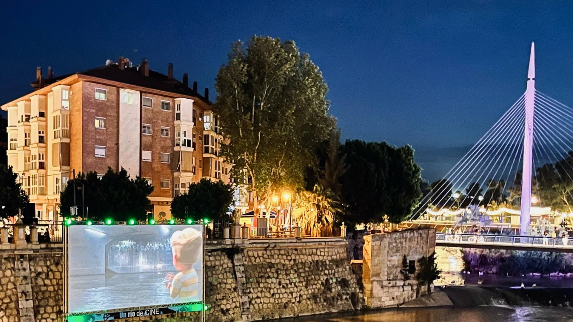 Cine al aire libre junto al río Segura durante la Feria de Murcia