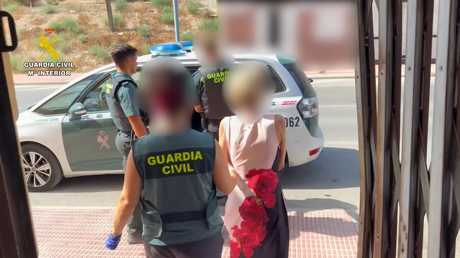 Vehículo y agentes de la Guardia Civil durante la operación contra la trata en Callosa de Segura