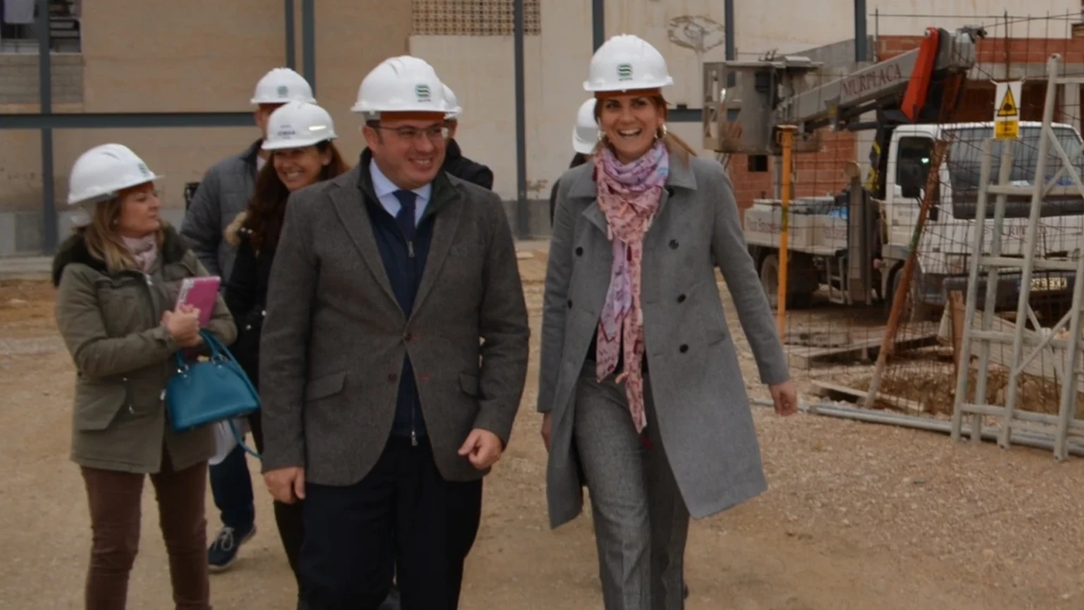 Pedro Antonio Sánchez y Patricia Fernández durante una visita a las obras del CEIP Miguel Medina de Archena en 2015