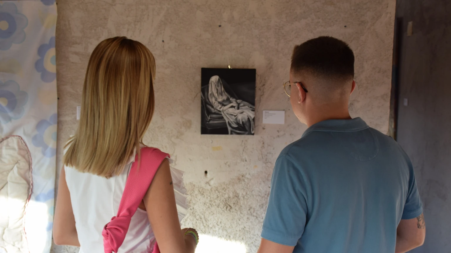 Artista durante la inauguración de la exposición Los lindes del ego en Alguazas