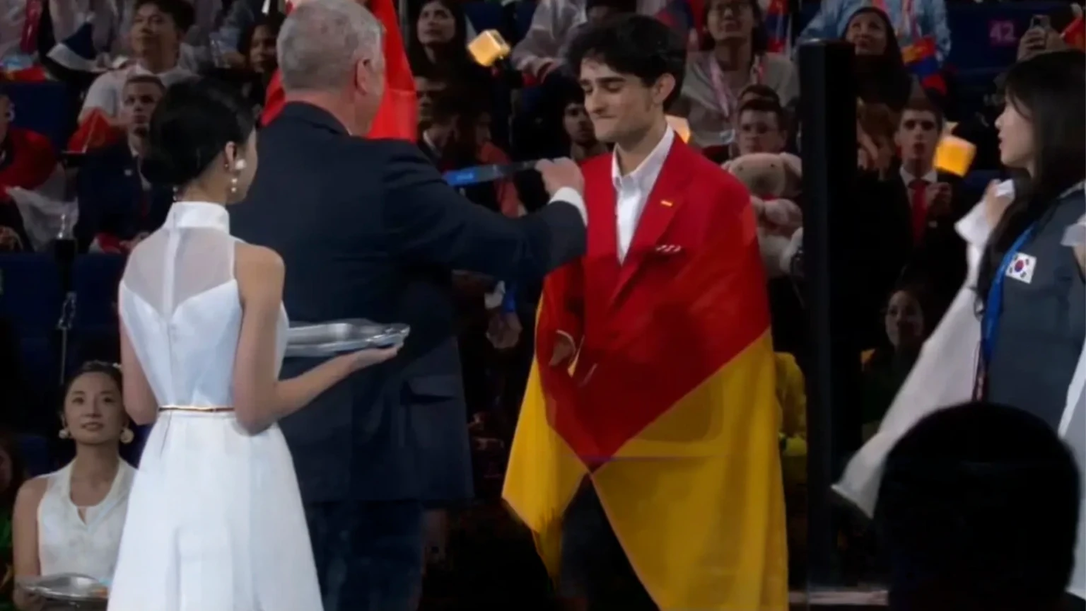 Juan García recibe la medalla de bronce de WorldSkills con la bandera de España
