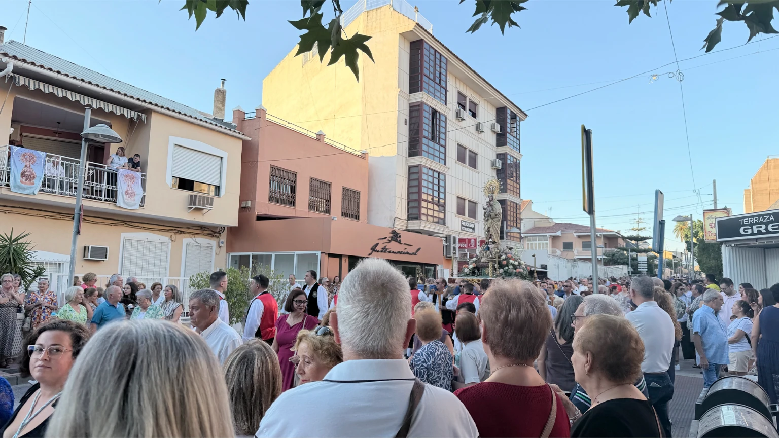 Vecinos de Archena acompañan a la Virgen de la Salud durante la romería