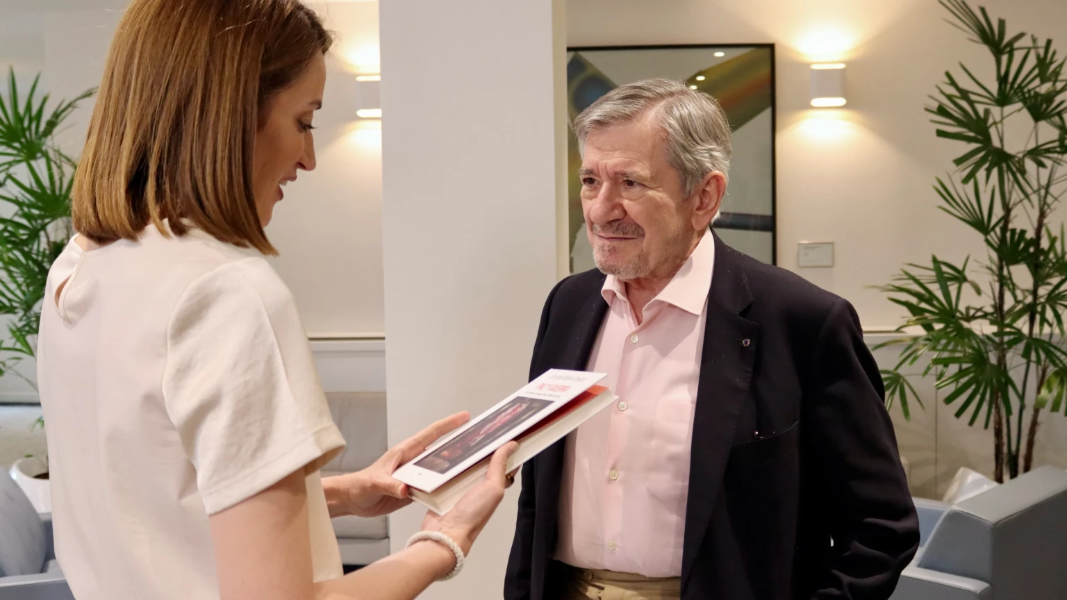 Enrique Barón Crespo posa junto a un ejemplar de su libro Paz y Guerra