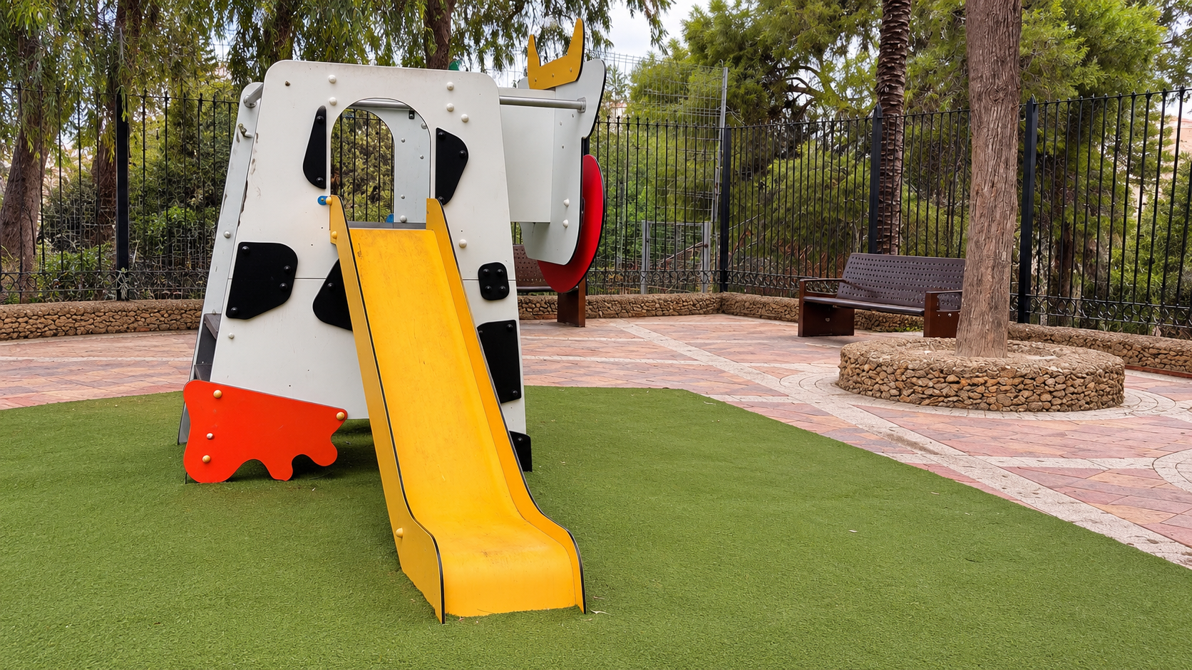 Zona infantil de la plaza 1 de Mayo en Archena