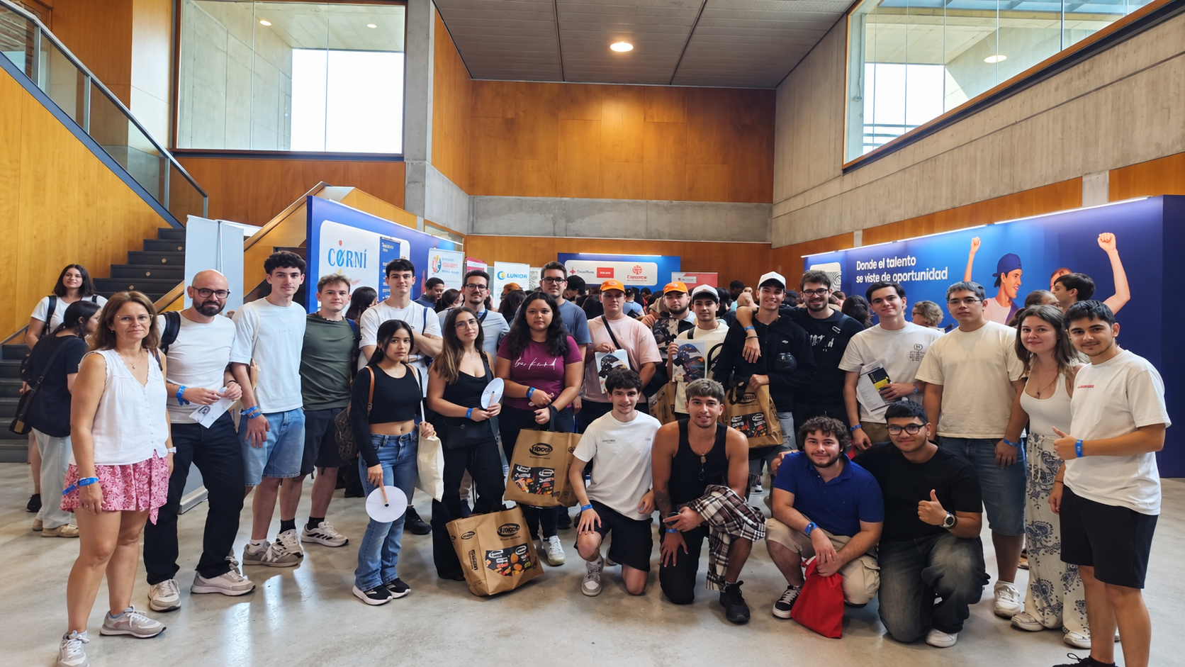 Alumnado del IES Vicente Medina durante su visita a la feria