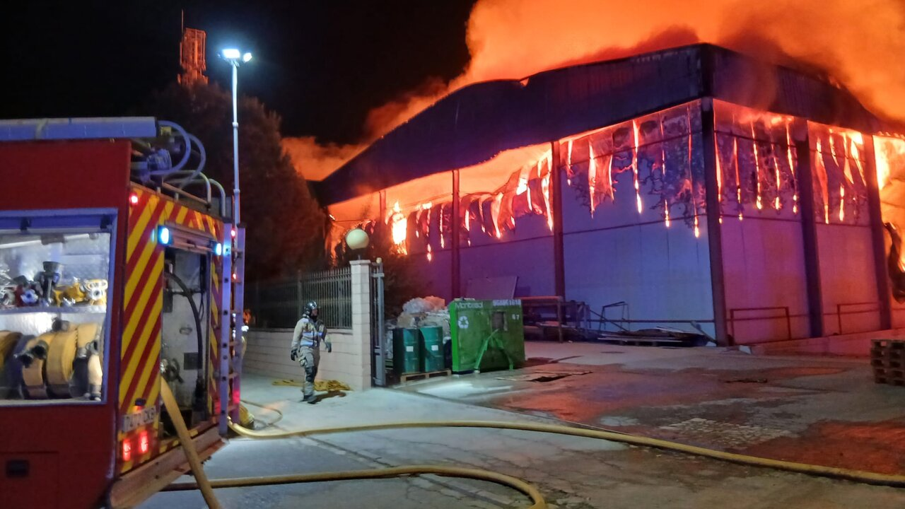Bomberos intervienen en el incendio de Abanilla