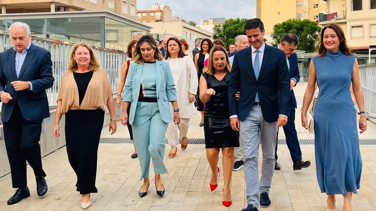 Representantes regionales y municipales llegan a la Gala Regional del Mayor de Molina de Segura.