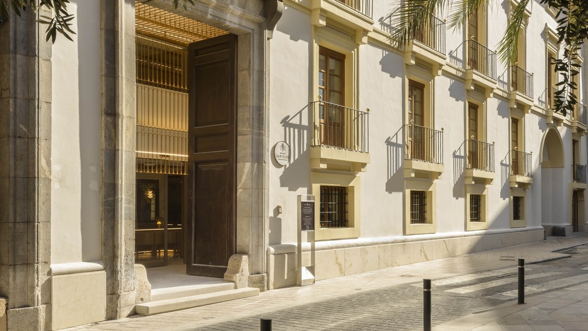 Fachada y entrada de piedra del hotel Palacio San Juan de Murcia.