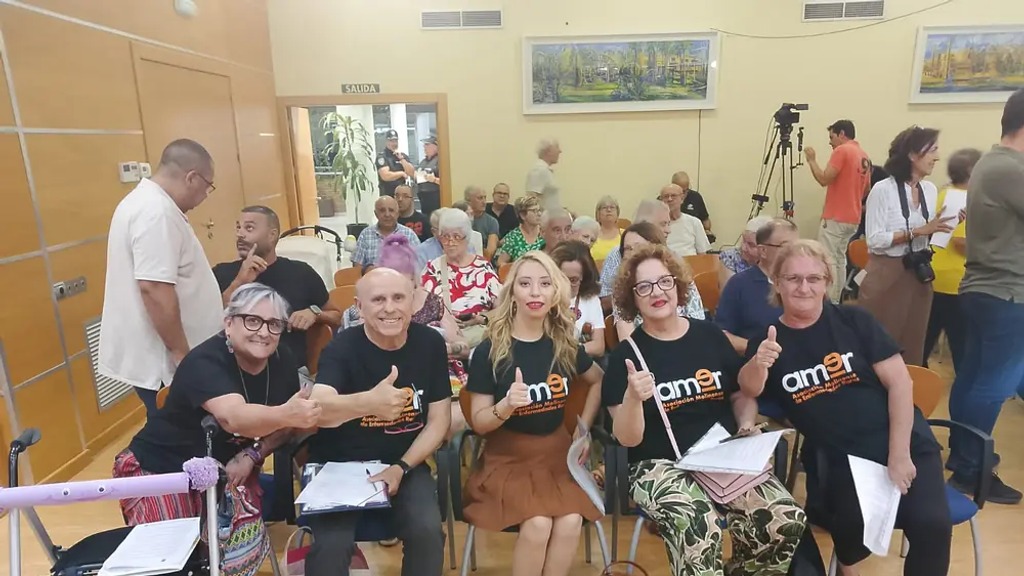 Representantes y simpatizantes de AMER durante un pleno municipal. Fotografía difundida por Infomolina.