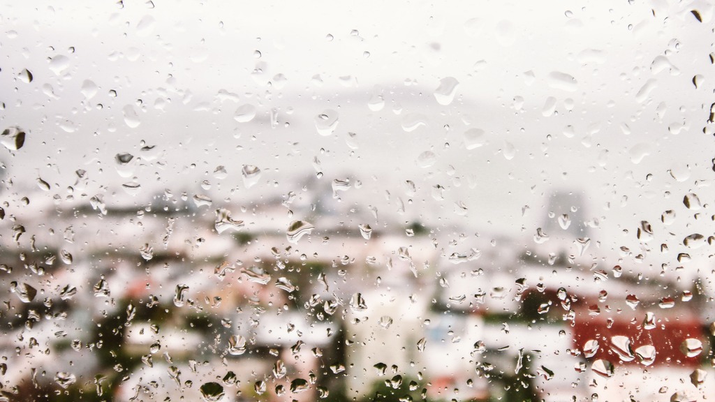 Gotas de lluvia sobre un cristal. Fotografía de recurso: Belle Co / Pexels; no muestra el episodio meteorológico de Molina de Segura.