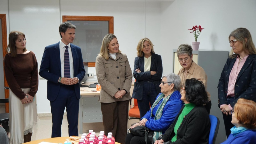 Visita institucional a un centro de atención, en una fotografía de archivo difundida por La 7. No corresponde al acuerdo del Consejo de Gobierno del 1 de octubre.