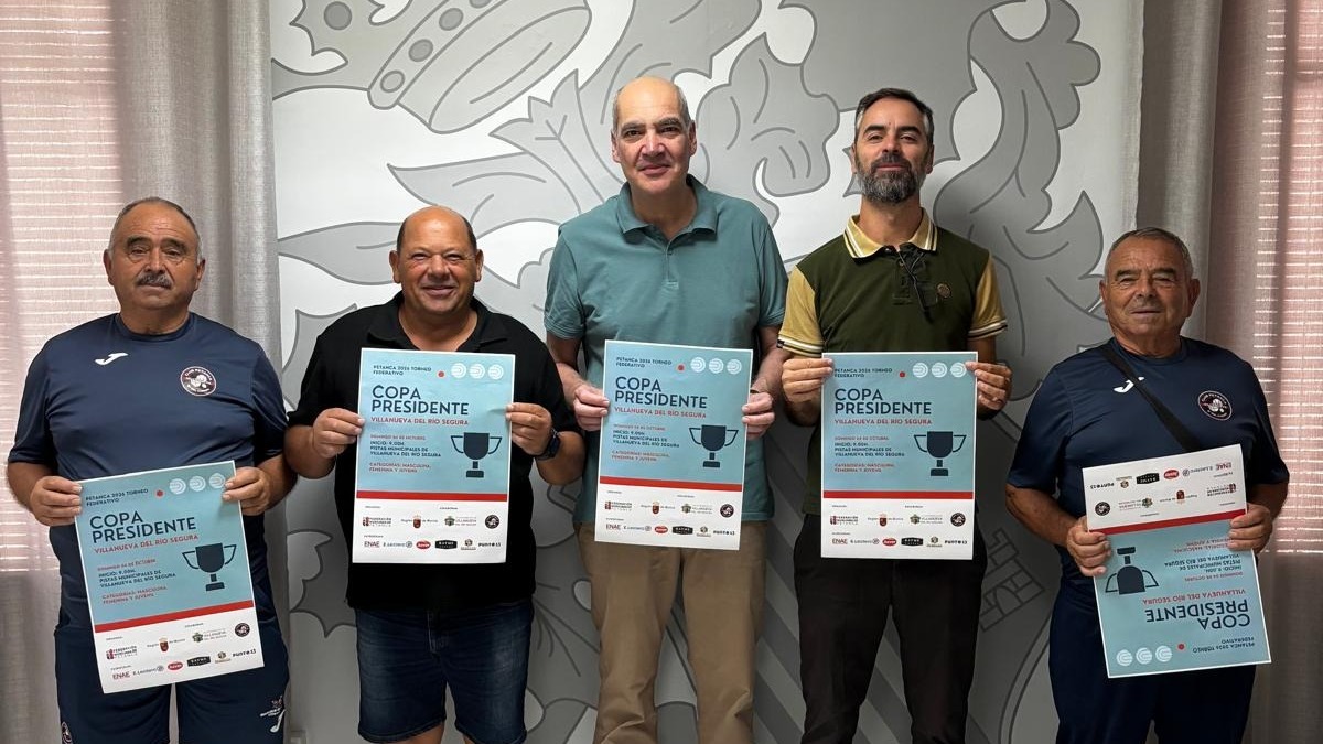 Representantes municipales, federativos y del club Barrio del Carmen presentan la Copa Presidente de petanca.