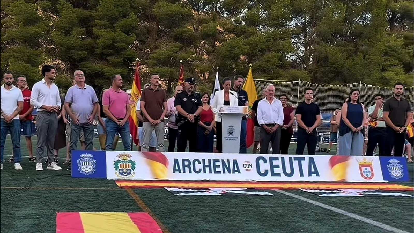 Acto Archena con Ceuta celebrado en el campo Andrés Abenza con banderas de España y Ceuta.