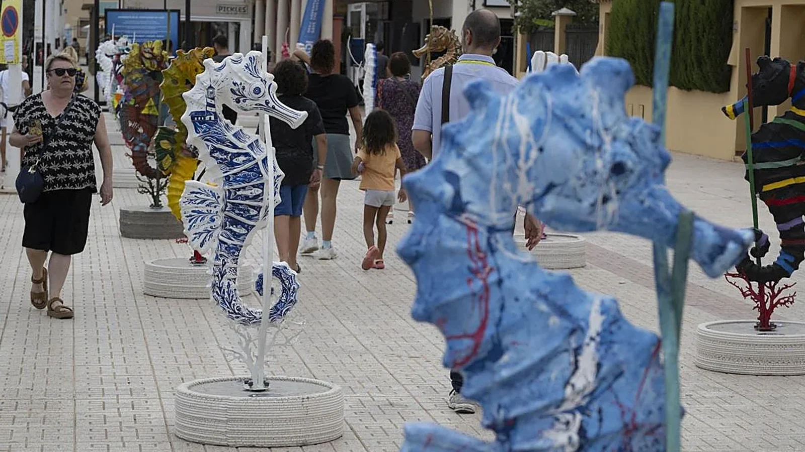Esculturas de caballitos de mar de El Aventurero del Mar, exposición apoyada por el Balneario de Archena