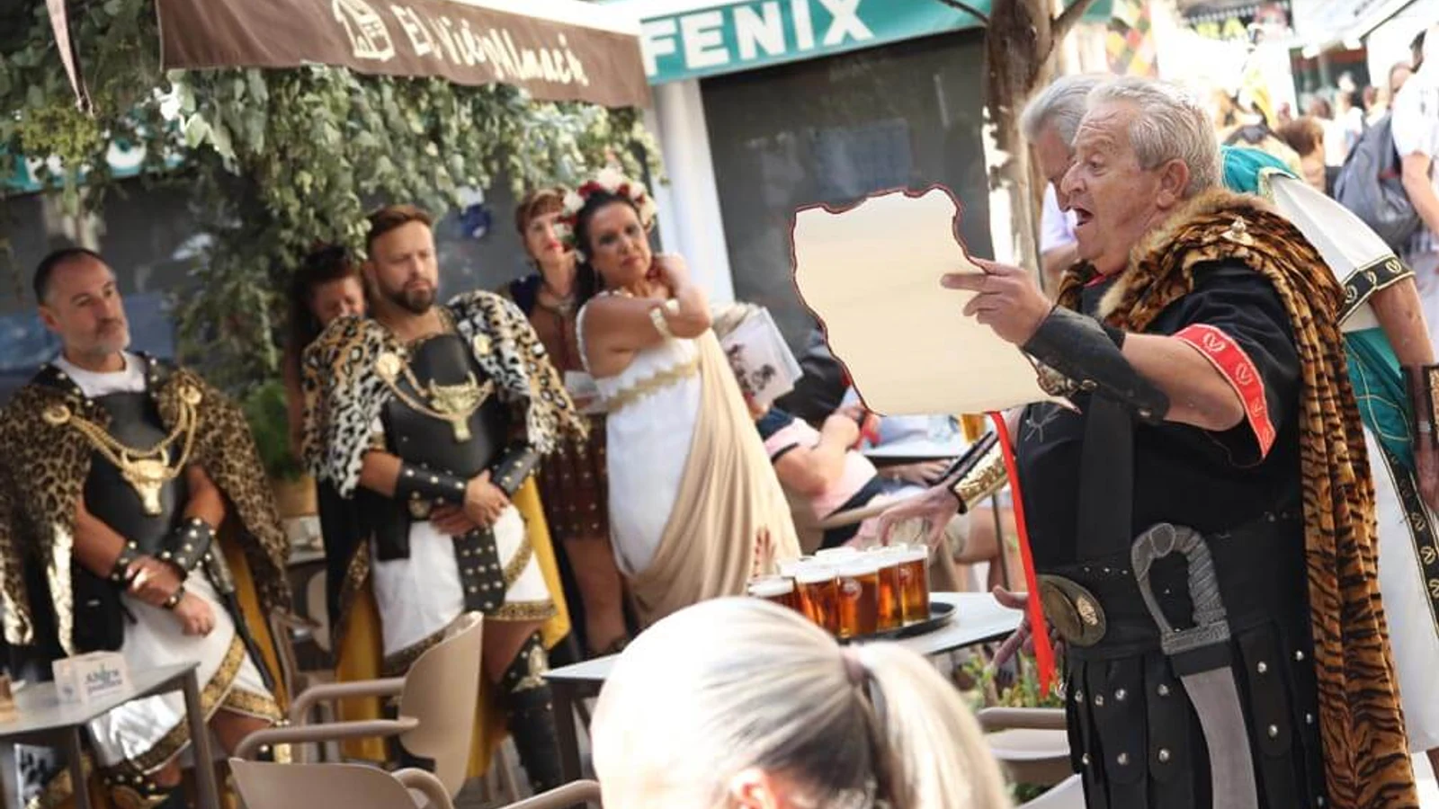 Participantes de Iter Ignis durante una lectura ceremonial vinculada al fuego sagrado