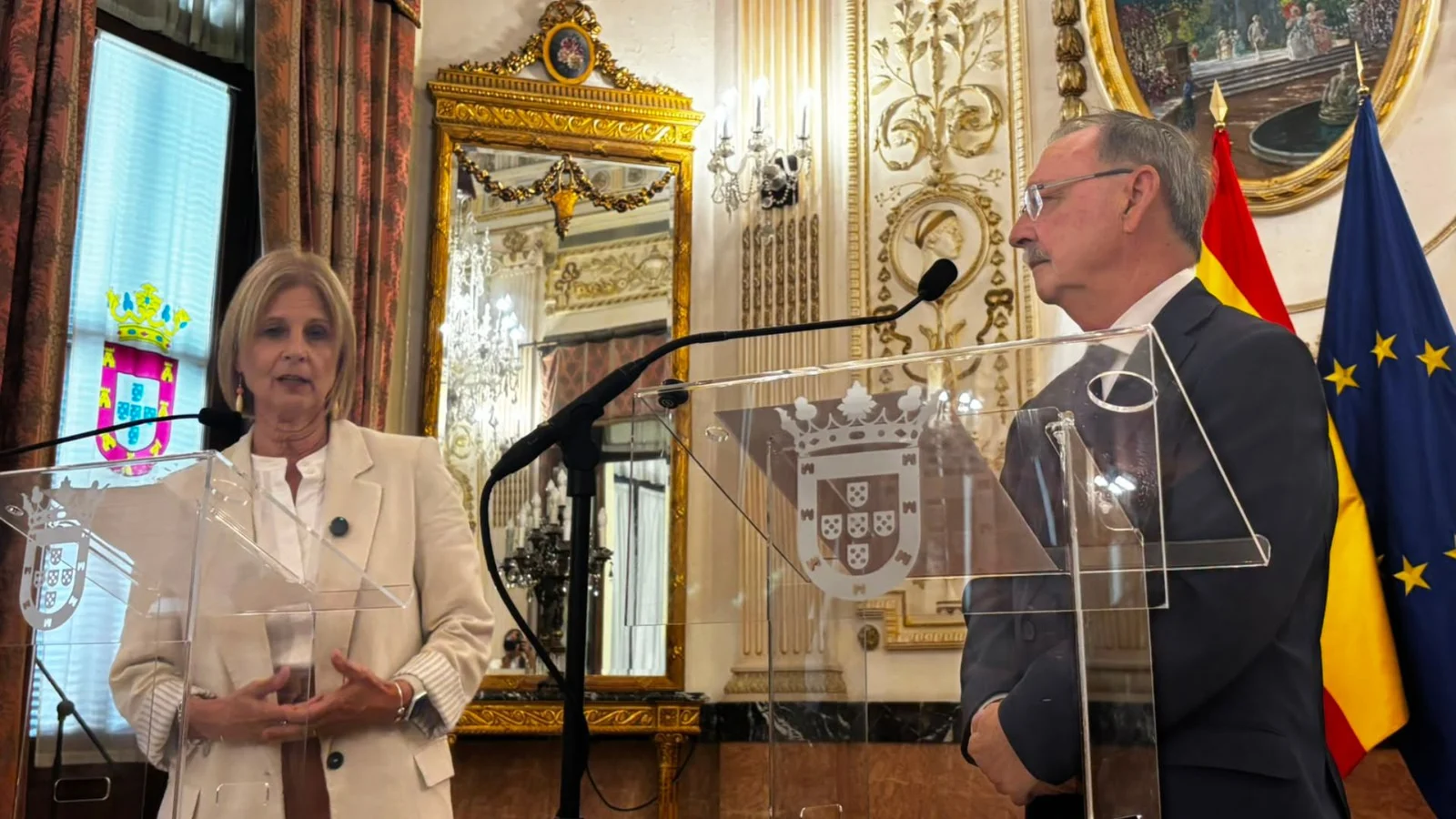 María José García-Pelayo y Juan Vivas durante una comparecencia institucional de apoyo a Ceuta