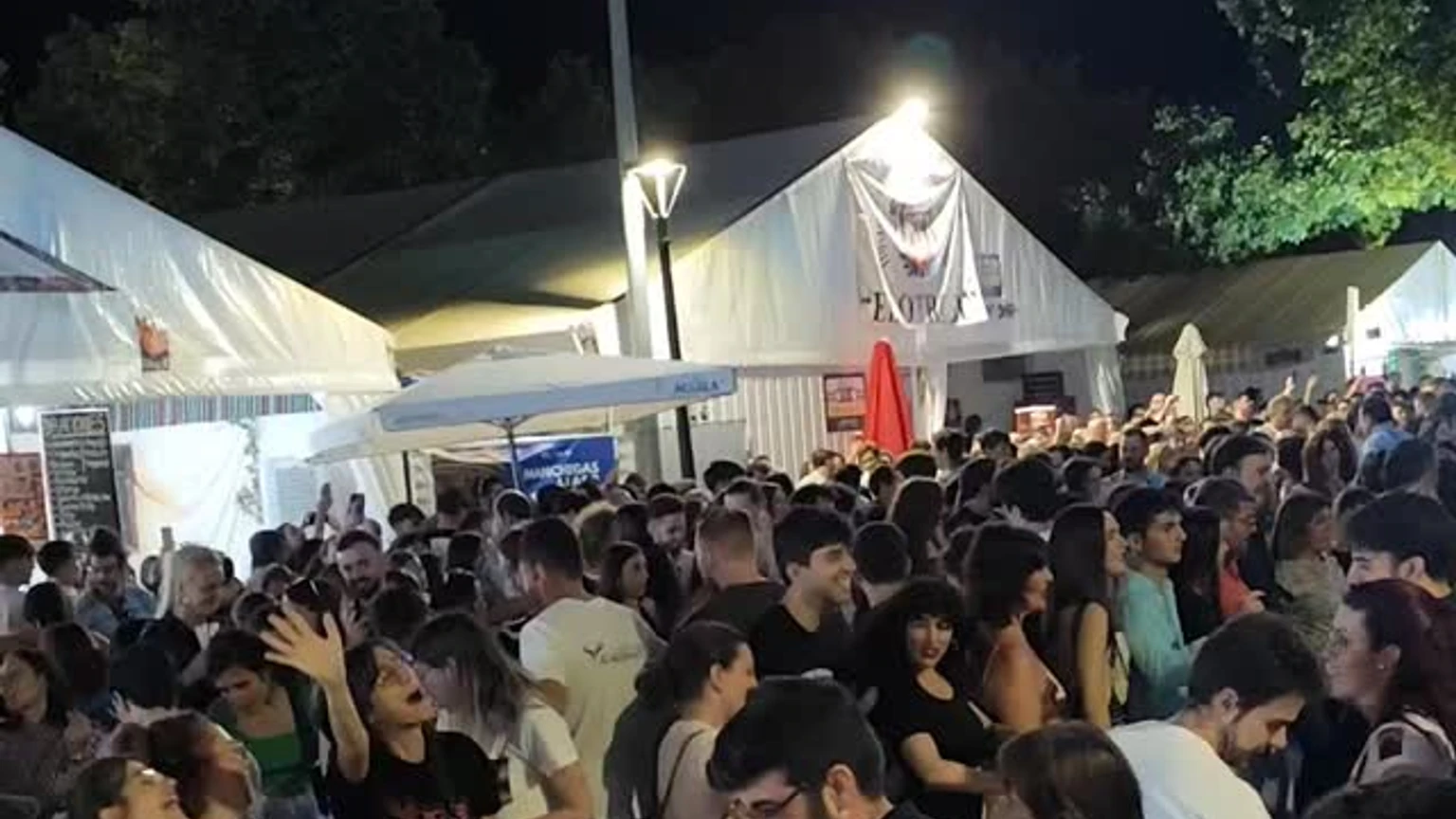Ambiente nocturno de la Feria de Albacete 2026 con público en el recinto ferial.