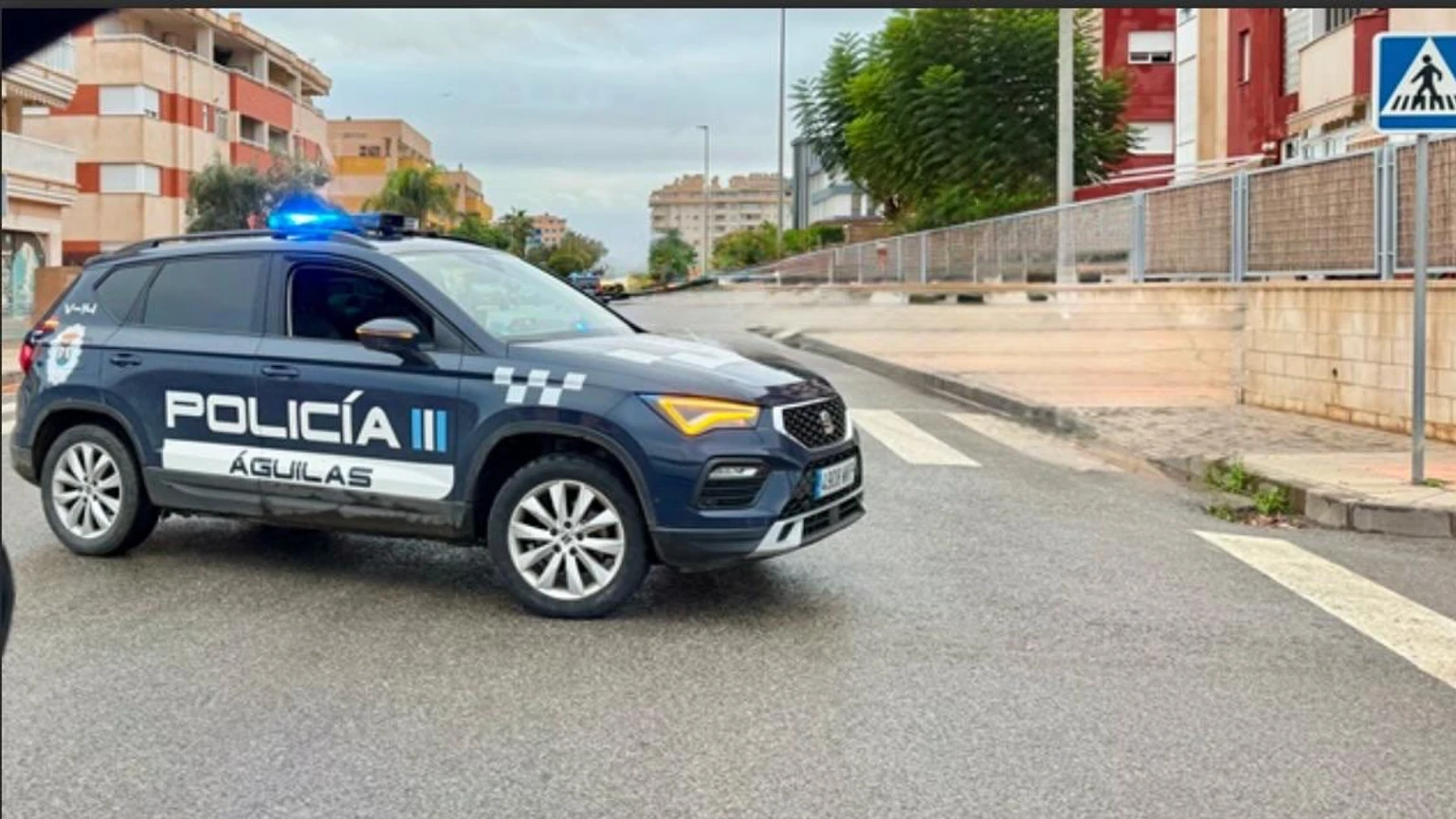 Vehículo de la Policía Local de Abarán en una vía urbana.
