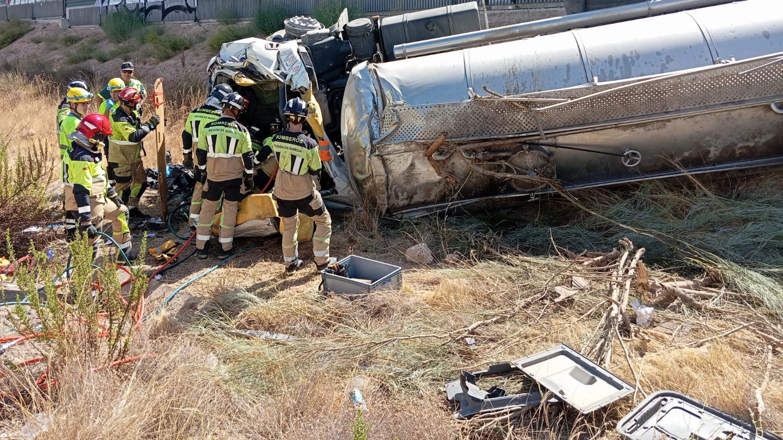 Bomberos del CEIS trabajan junto a un camión accidentado en la A-7 en Librilla.