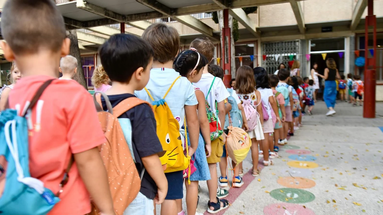 Alumnos con mochilas antes de entrar a clase en la Región de Murcia