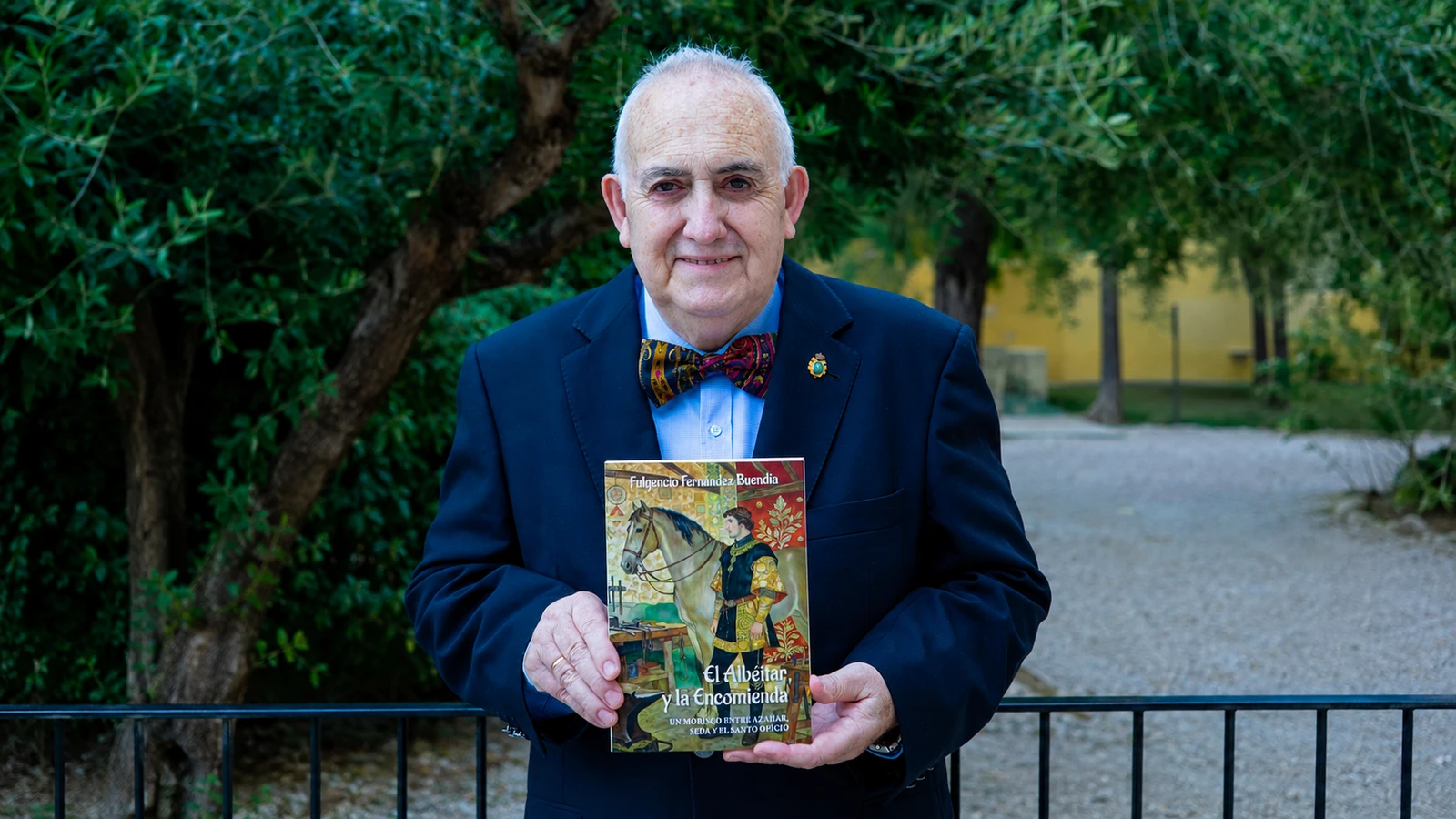 Fulgencio Fernández Buendía sostiene un ejemplar de “El Albéitar y la Encomienda”.
