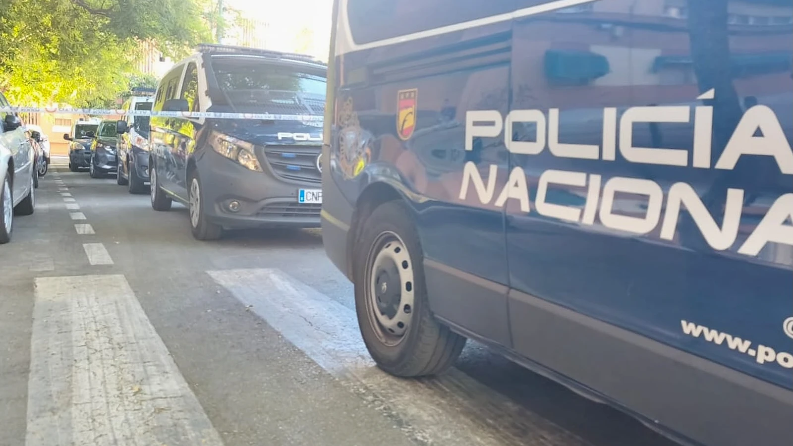 Vehículos de Policía Nacional en el operativo antidroga del barrio de La Fama de Murcia.