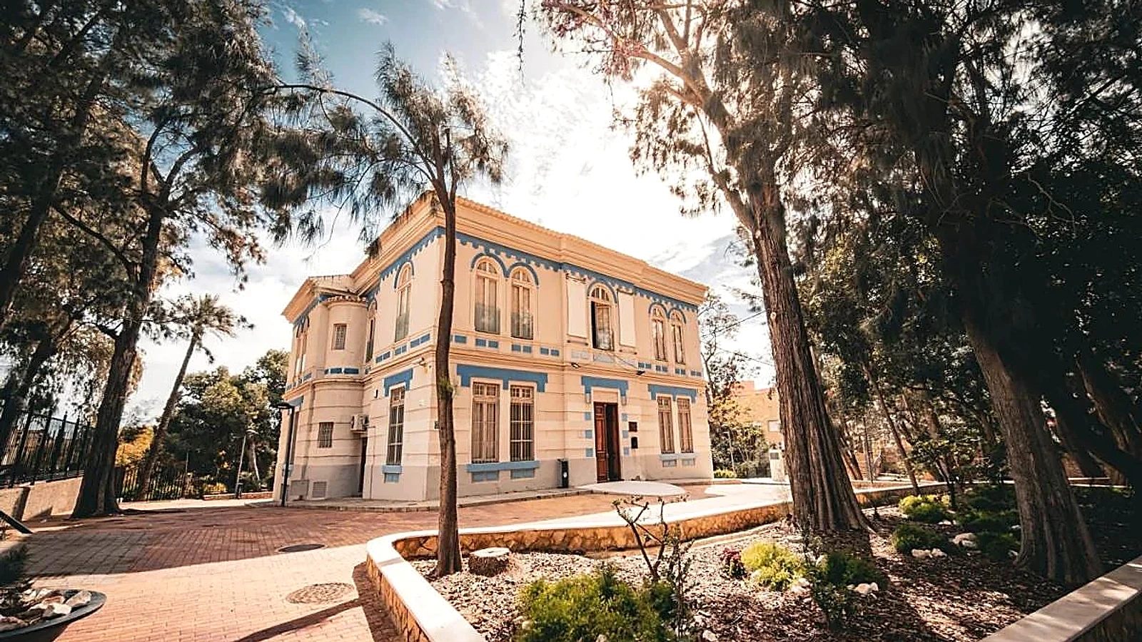 Palacete de Villa Rías de Archena rodeado de árboles