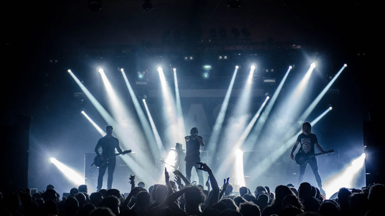 Escenario de concierto con banda y luces, imagen de apoyo para la final musical de CREARTE 2026
