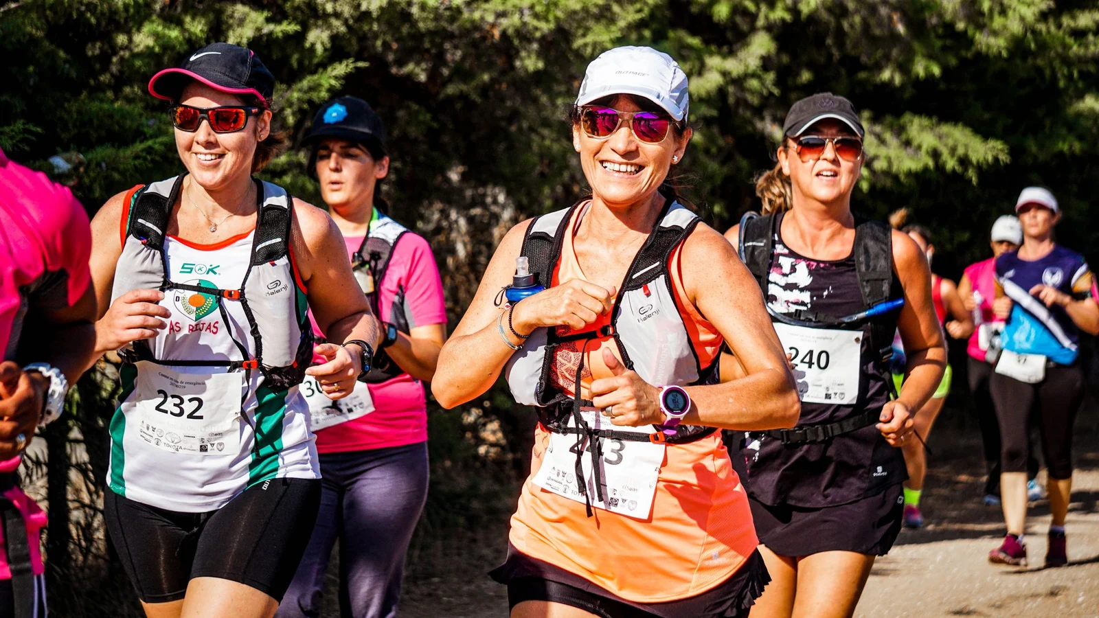 Corredoras de trail running en una prueba de montaña, imagen de apoyo para el Europeo Máster Off-Road que acogerá Ojós en 2027