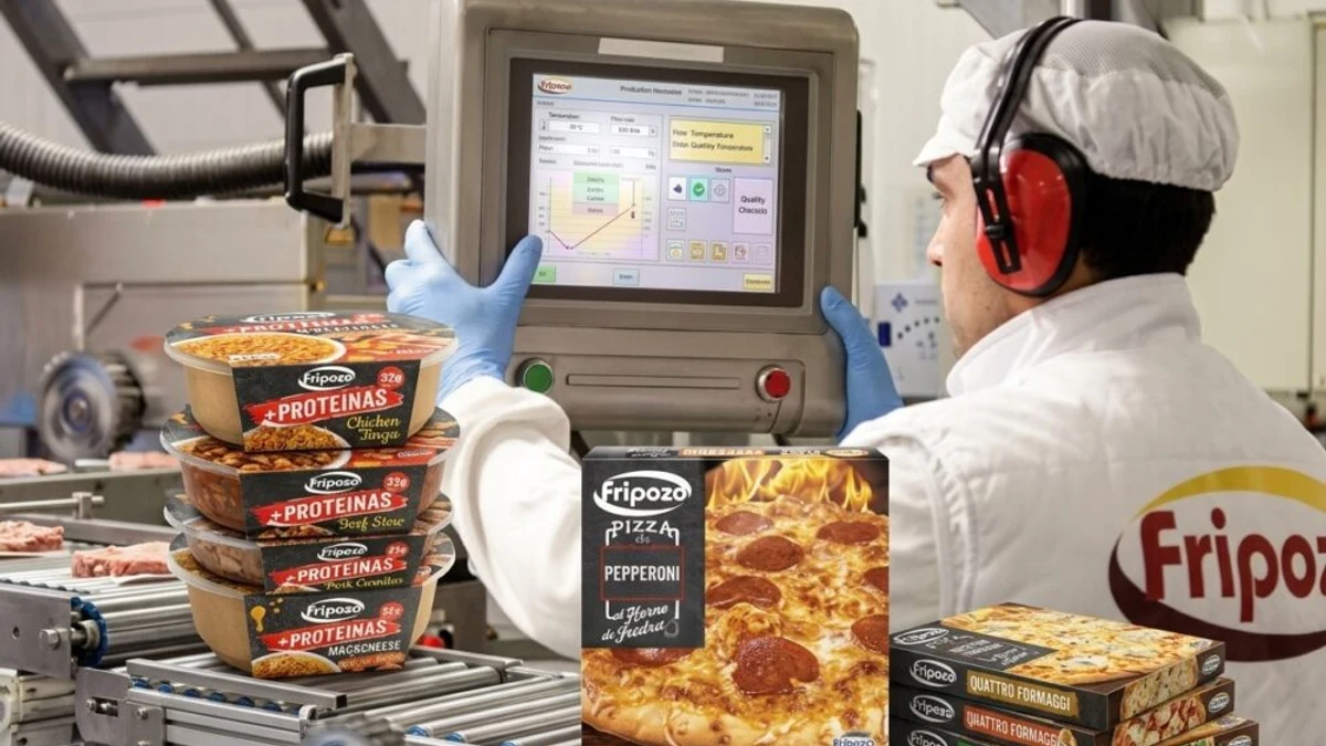 Operario de Fripozo junto a productos de la marca en una línea de producción
