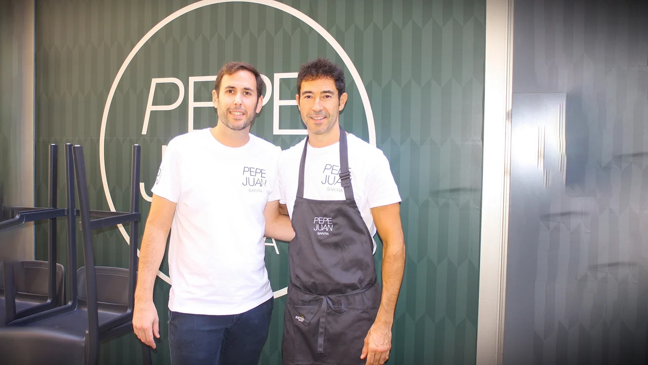 Dos cocineros de Pepe Juan Barra posan ante el local en Murcia