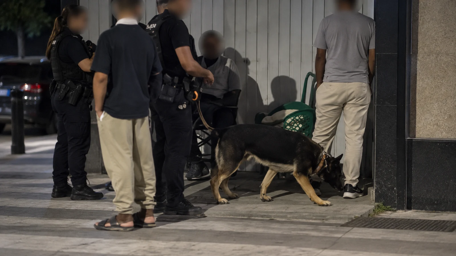 Operativo policial nocturno con unidad canina en una calle de Archena