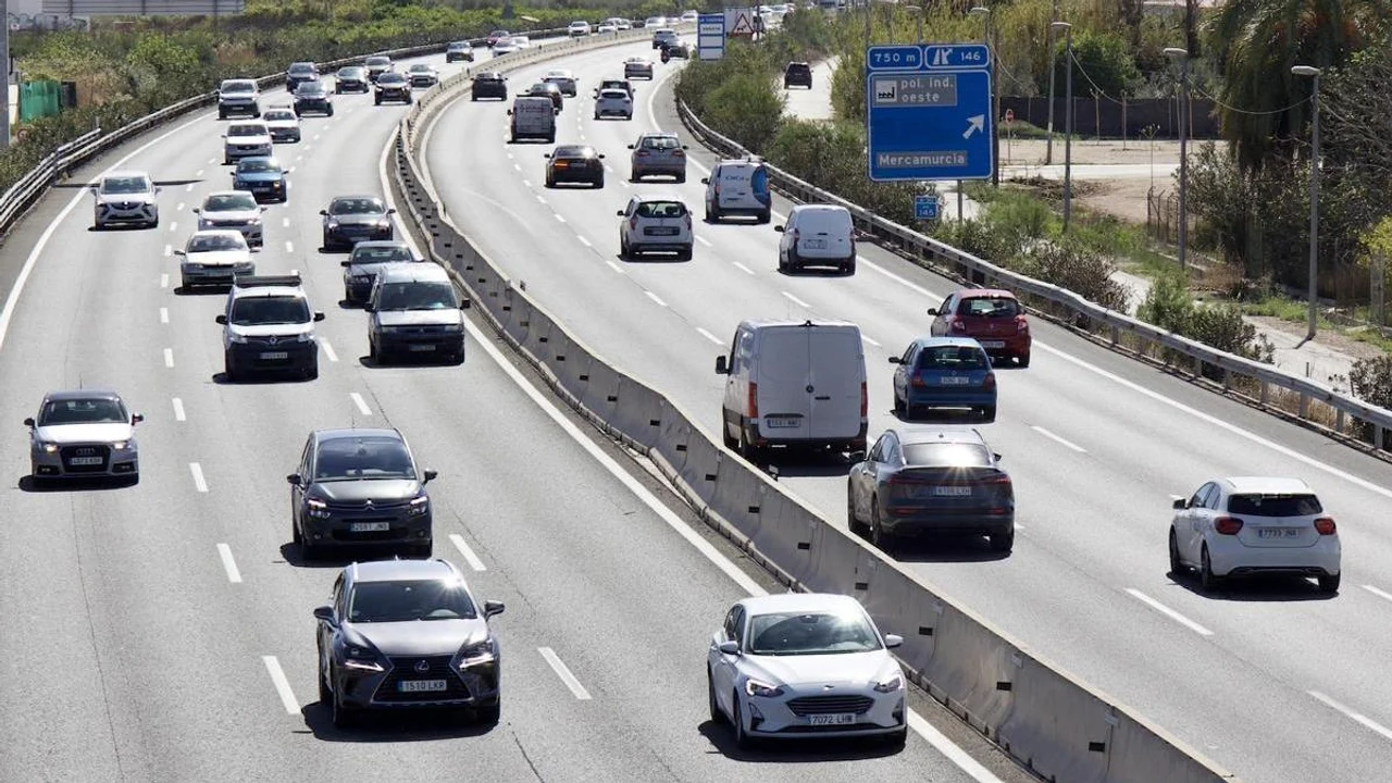 Tráfico en una autovía de la Región de Murcia en horario laboral