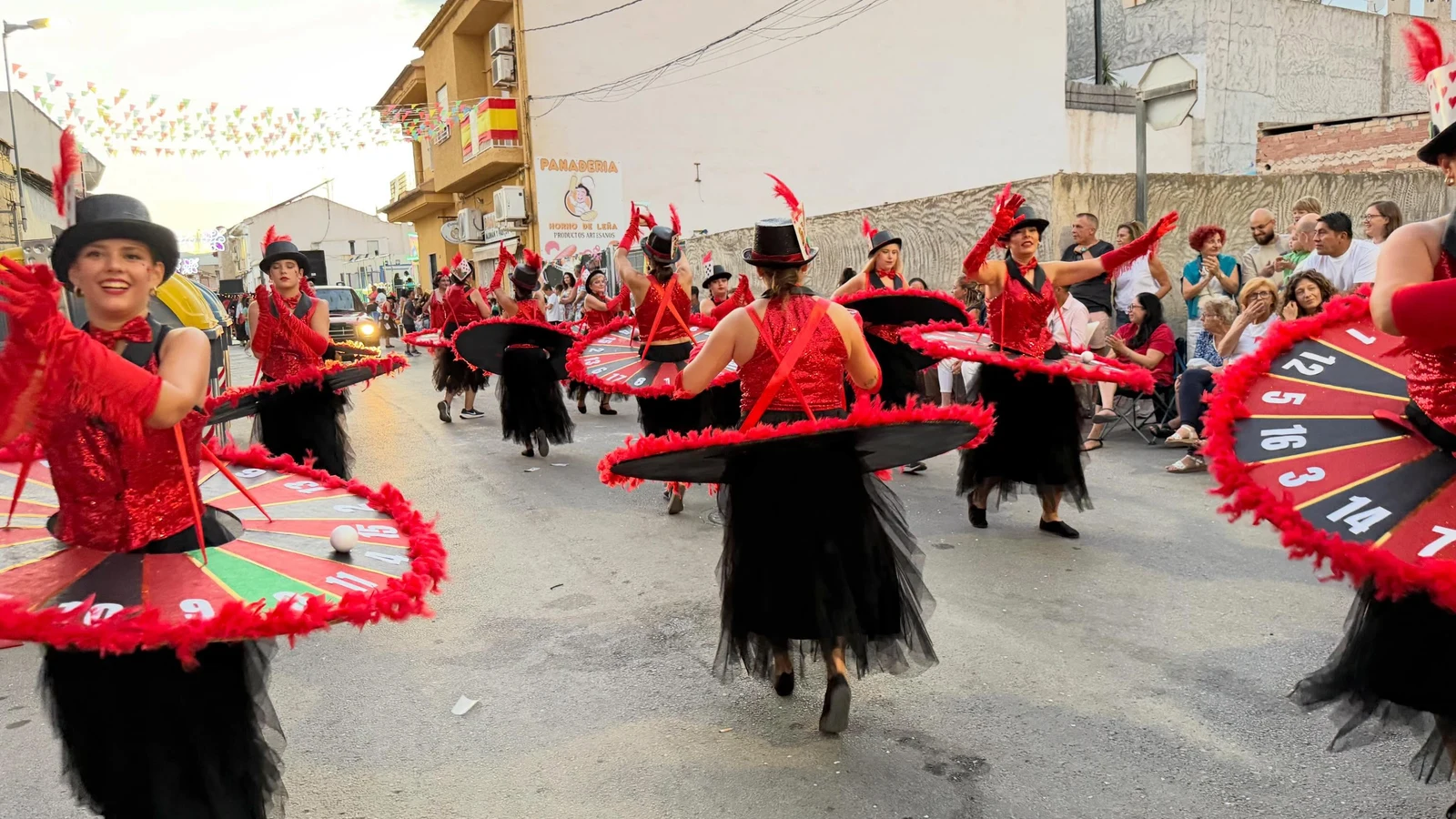 Comparsa inspirada en una ruleta en las fiestas de La Algaida