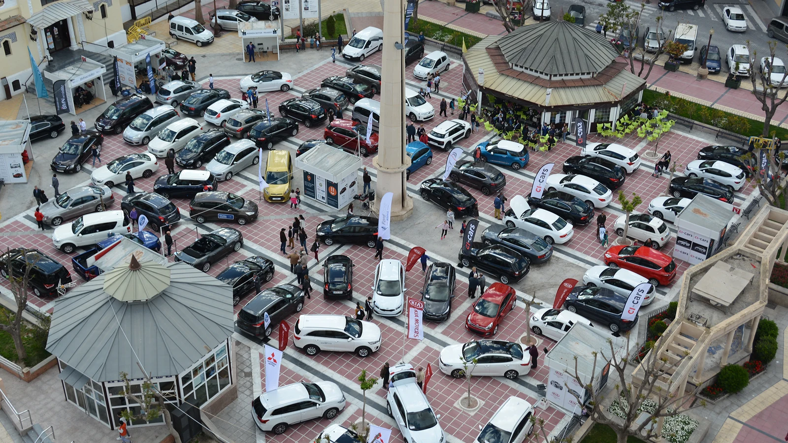 Vista aérea de la Feria del Automóvil de Cieza con vehículos expuestos en Los Olivos