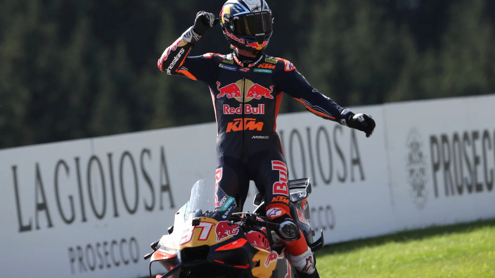 Pedro Acosta celebra su primera victoria de MotoGP en Austria