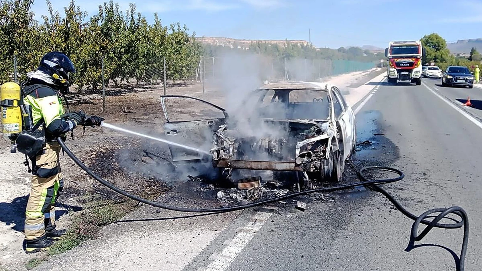 Vehículo calcinado tras un incendio en carretera