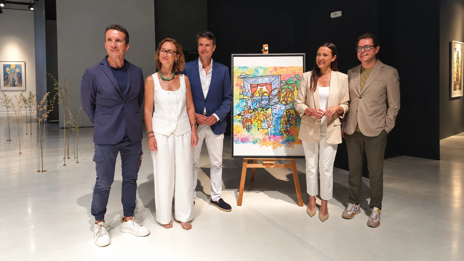 Presentación del Festival Internacional de Teatro de Molina con asistentes y cartel oficial en una sala expositiva