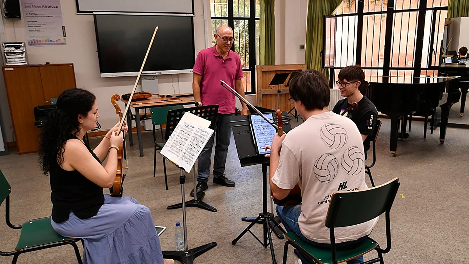Alumnos de violín durante una clase en el Conservatorio Superior Manuel Massotti Littel.