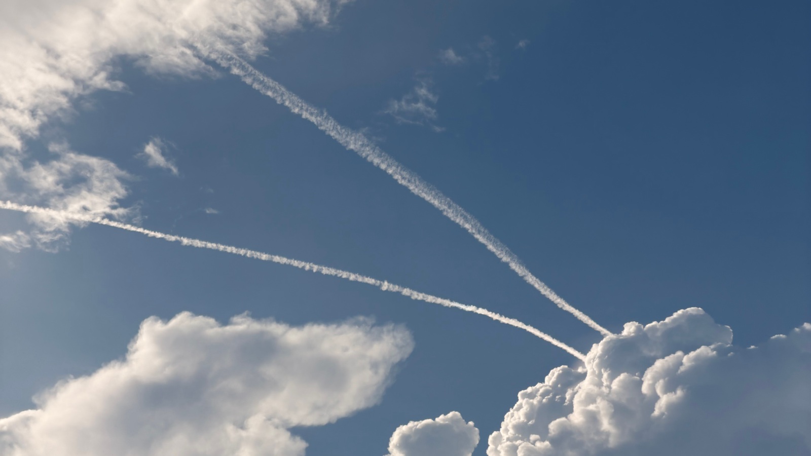 Dos estelas blancas entre las nubes, fotografiadas en Archena durante la tarde del 5 de octubre