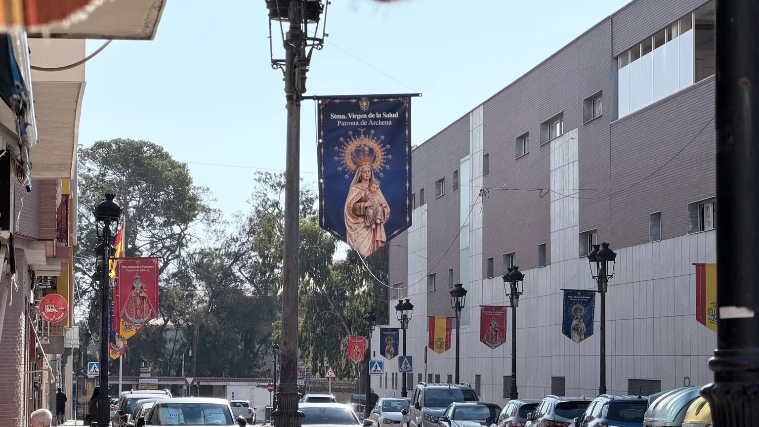 Avenida Daniel Ayala de Archena decorada con banderolas de la Virgen de la Salud
