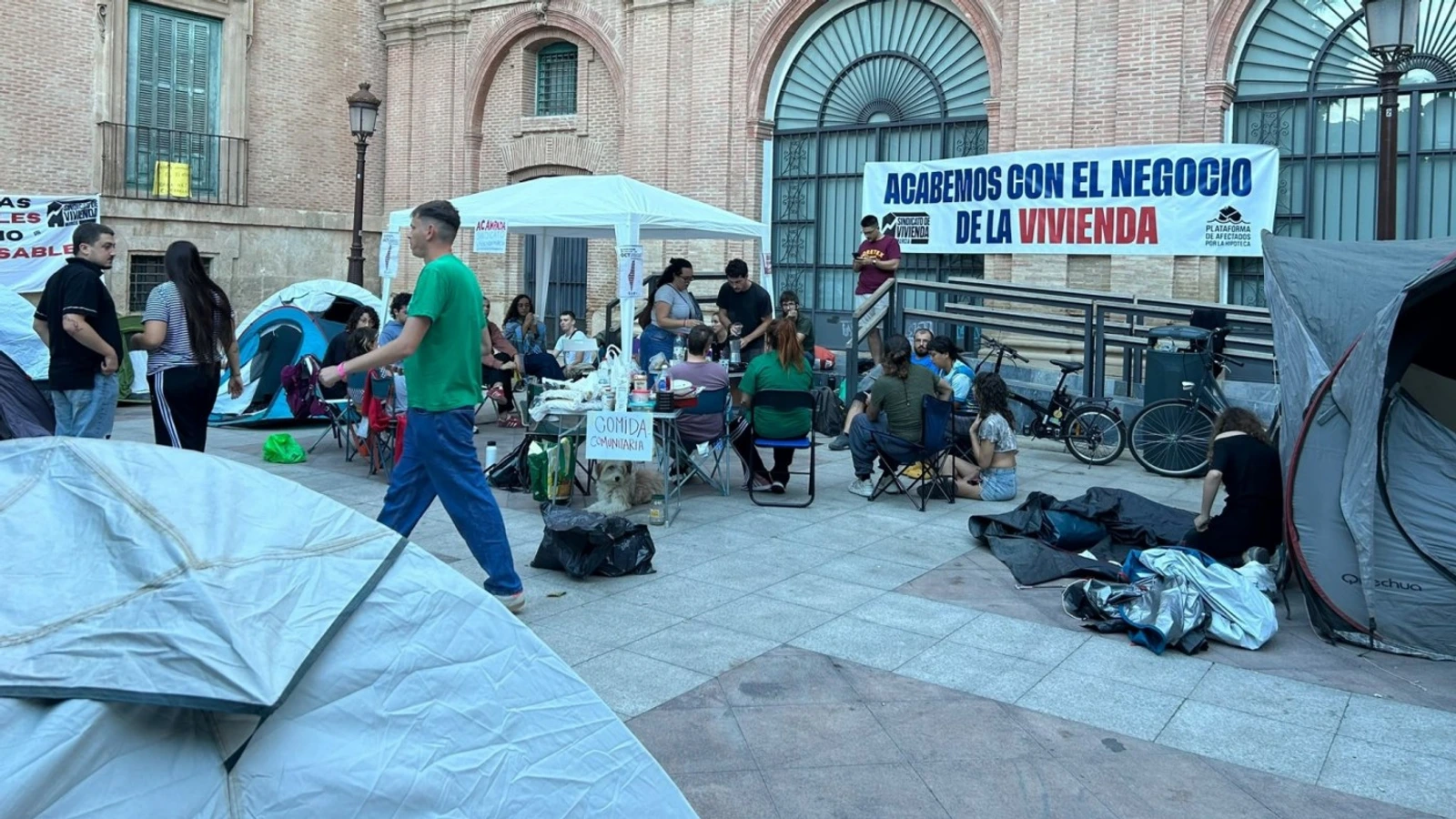 Tiendas y participantes de la acampada por la vivienda en Murcia